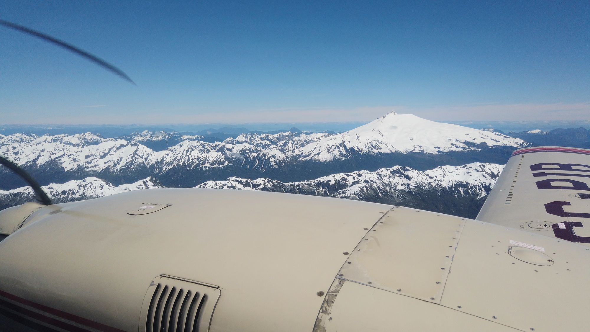 Volcán Melimoyu visto desde una aeronave sobre la cordillera de Aysén